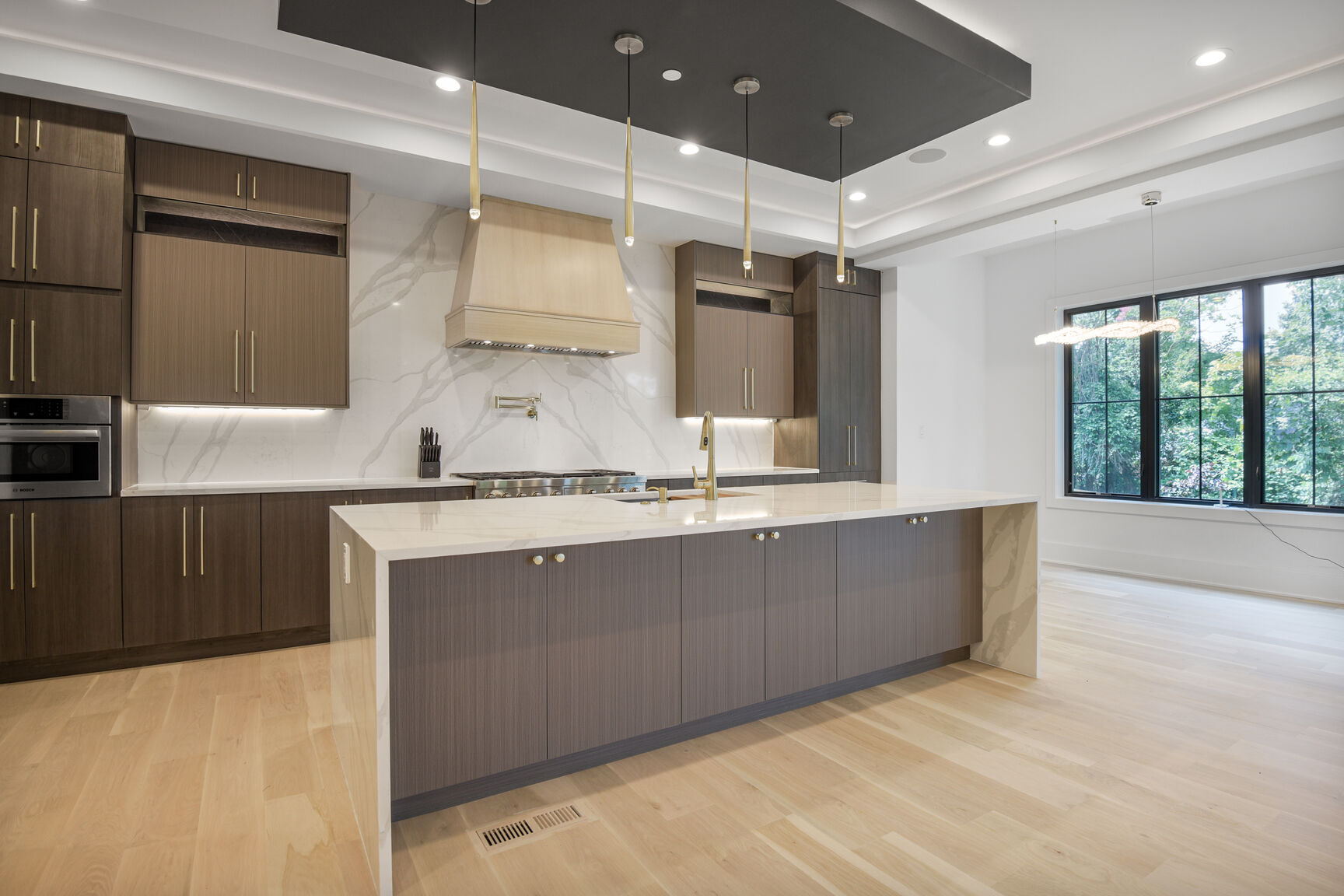 Chef kitchen with marble backsplash and island